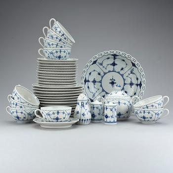 SERVISDELAR, 26 stycken, porslin, "Musselmalet", Bing & Gröndahl, Porsgrund & Schumann.