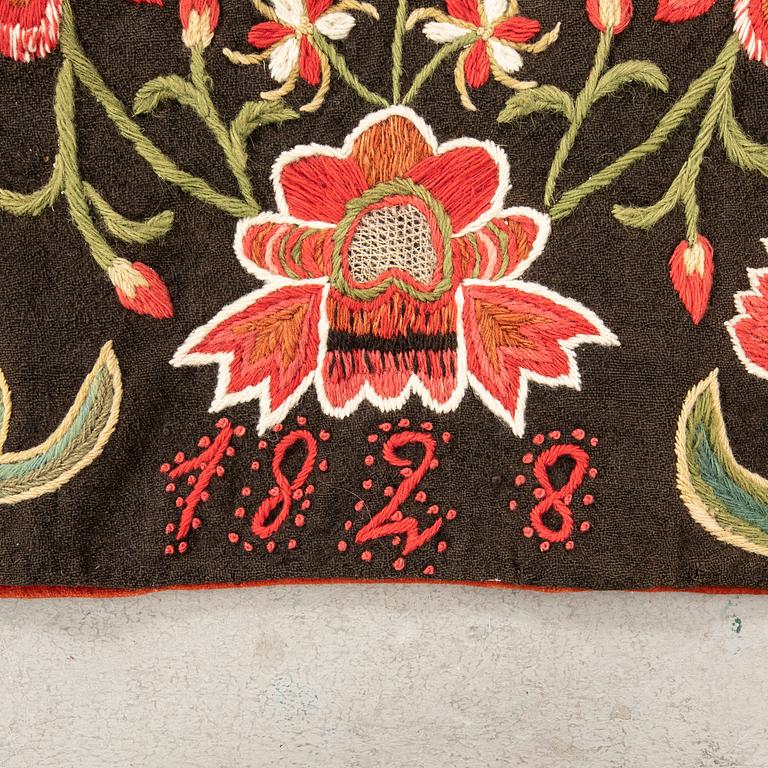 Åkdyna (agedyna) Skåne daterad 1828 broderad ca 103x49 cm.