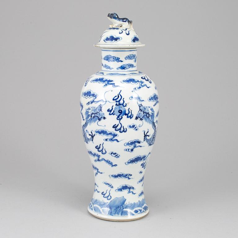 A blue and white porcelain vase with cover, Qing dynasty, late 19th century.