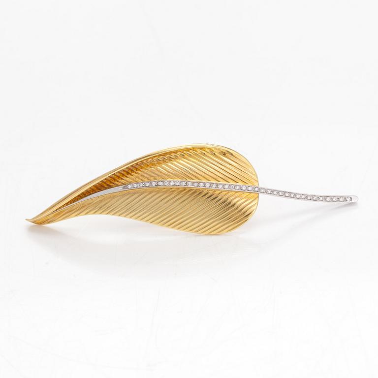 Rintaneula, lehti, 18K kultaa ja timantteja n. 0.33 ct yhteensä. Italia.