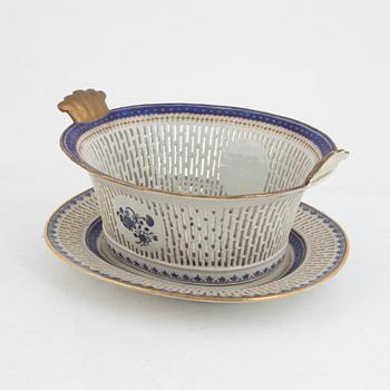 A basket weave export porcelain bowl with stand, China, Jiaqing (1796-1820).