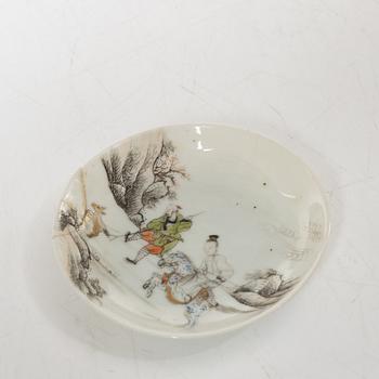 A Chinese porcelain jug with lid, vase, bowl, and serving dish,  18th-19th Century.