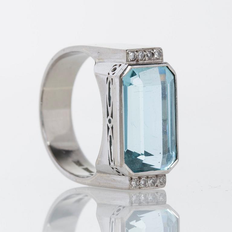 RING, 18K vitguld med akvamarin samt åttkantslipade diamanter ca 0.07 ct.