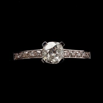 RING, vitguld 14K, gammalslipad diamant 0,46 ct, sidostenar tot. 0,10 ct. Vikt 3,1 g.