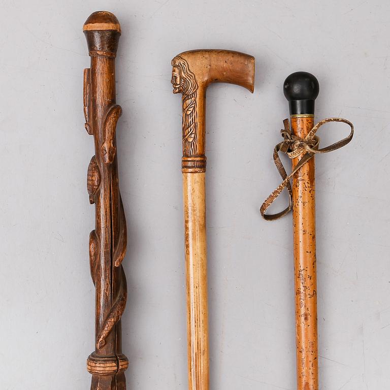 VANDRINGSSTAV OCH TVÅ KÄPPAR, trä, 1800-tal.