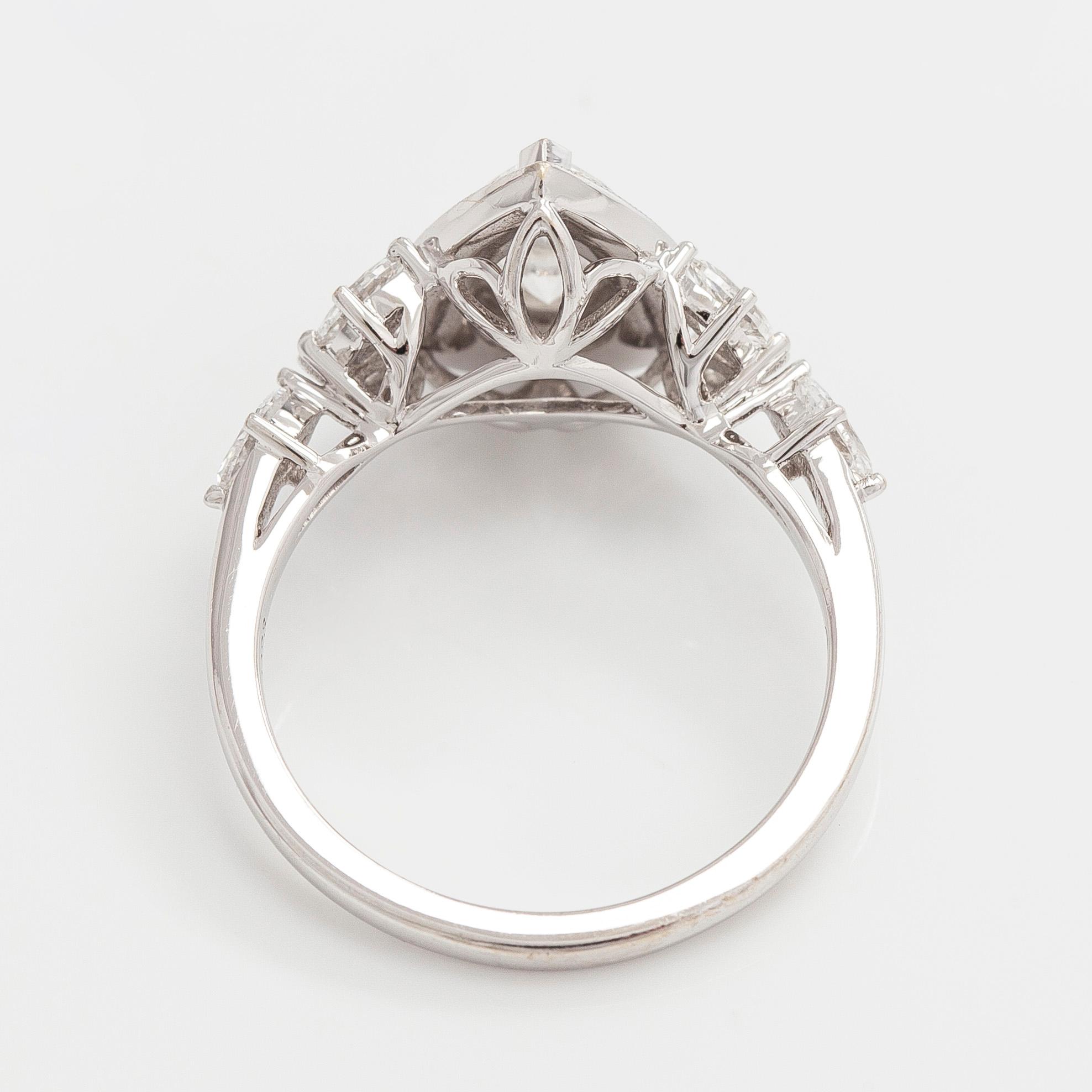 Ring, 18K vitguld med päronslipad diamant samt markis- och briljantslipade diamanter.