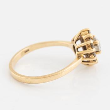 Ring, 18K guld med fasettslipade vita stenar.