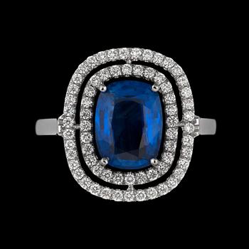 1022. An untreated Sri Lankan sapphire ring, set with brilliant cut diamonds, tot. 3.25 cts.
