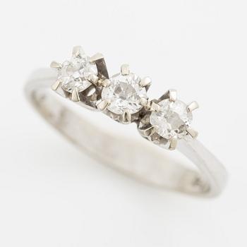 Ring, 18K vitguld med tre gammalslipade diamanter.