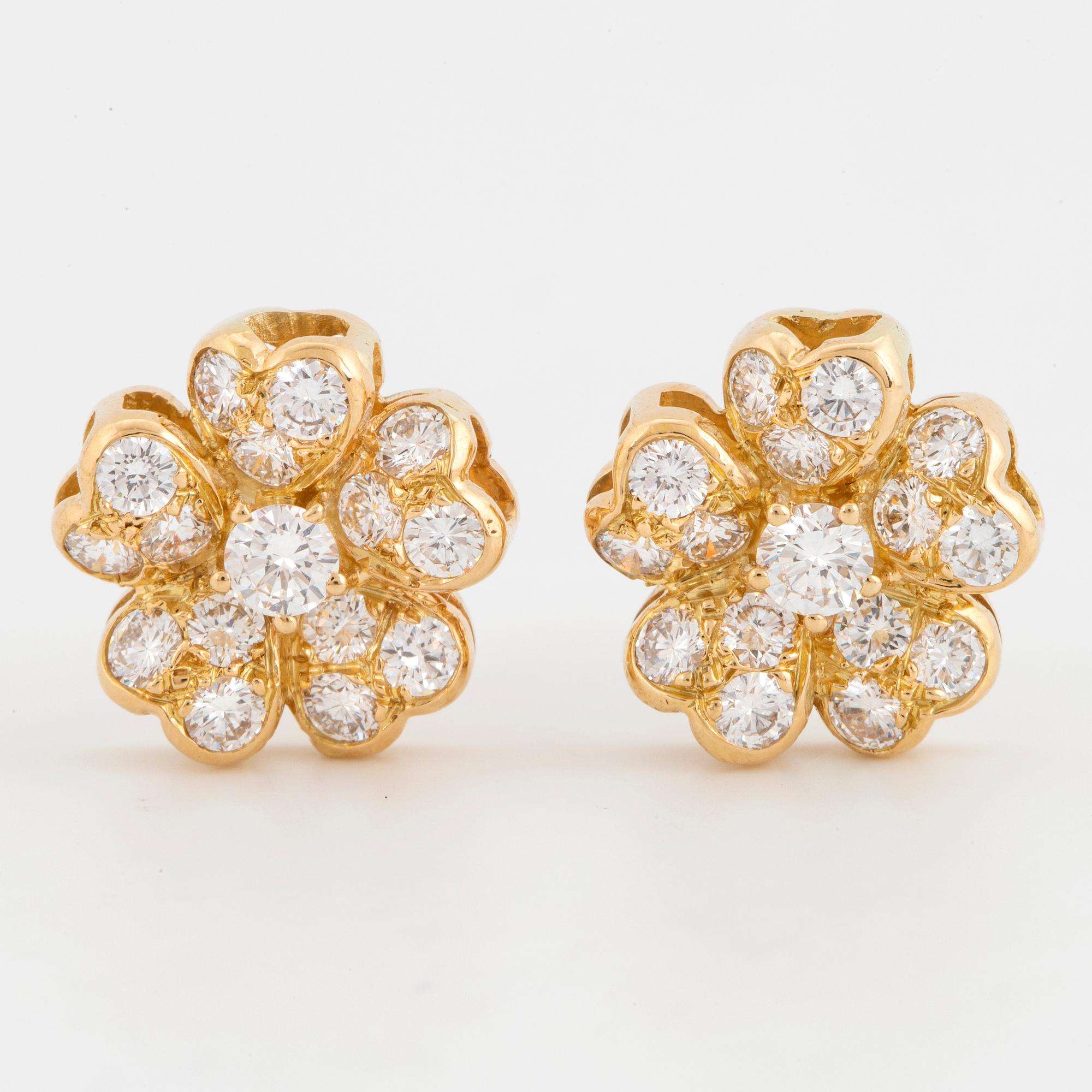 ÖRHÄNGEN, med briljantslipade diamanter, blomformade.