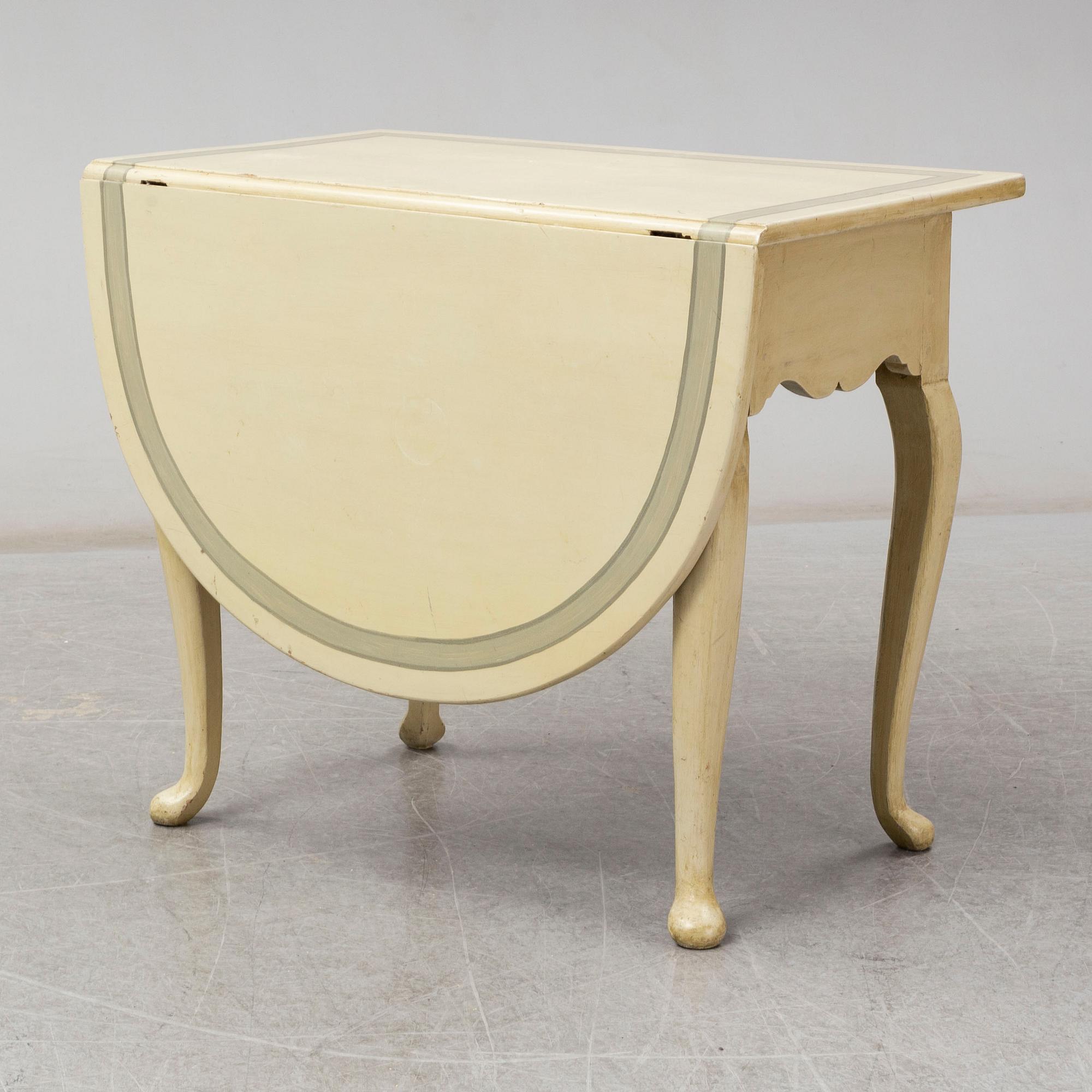 A late 18th or early 19th century gate leg table.