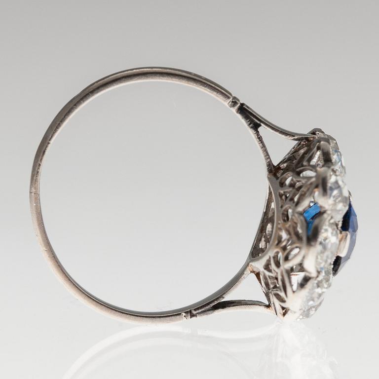 A RING, sapphire c. 2.5 ct, old cut diamonds c. 2.5 ct. Size 17. Weight 3,8 g.