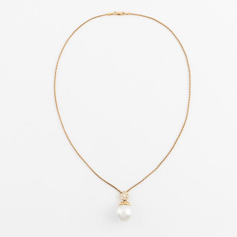 Hänge 18K guld med en odlad Söderhavspärla samt runda briljantslipade diamanter.