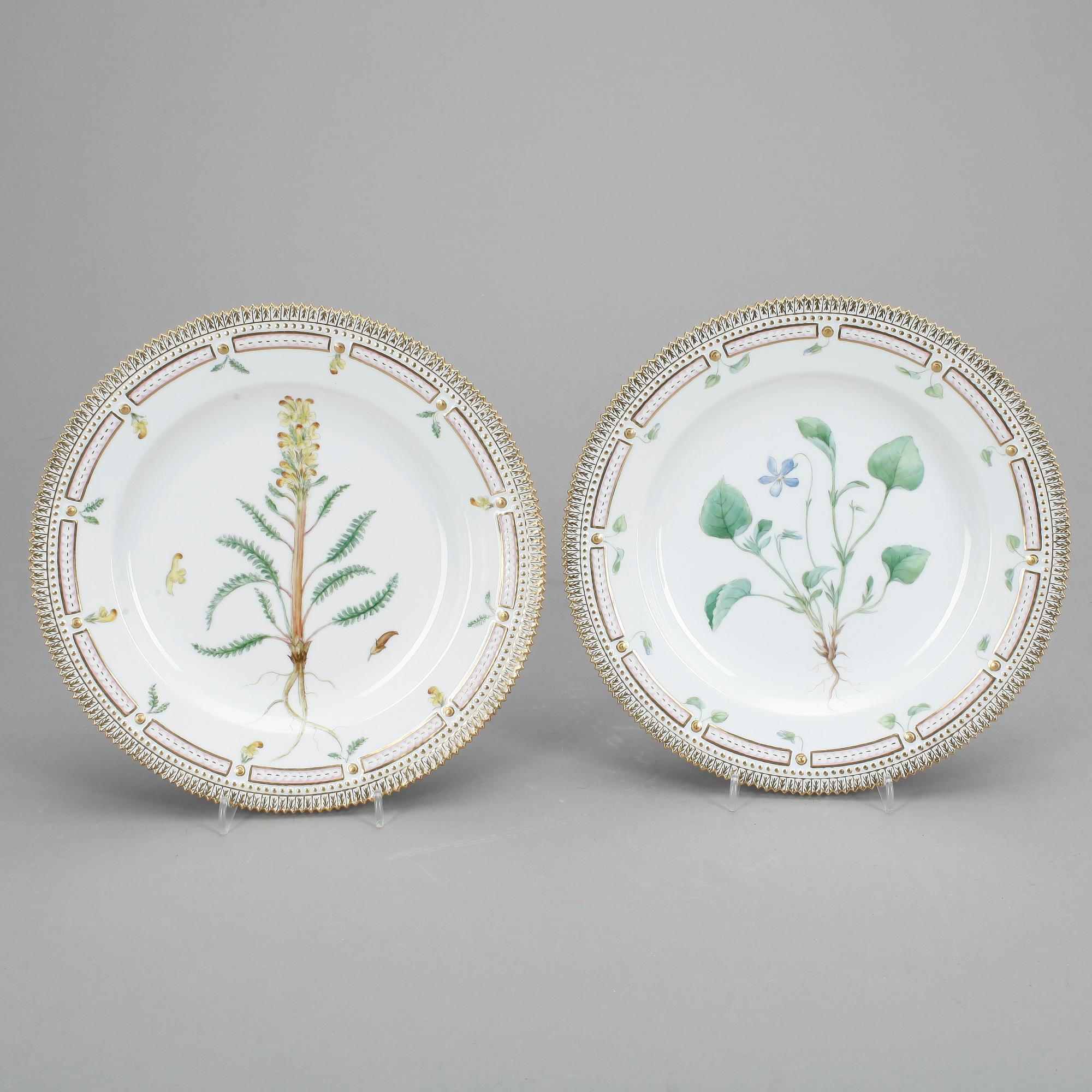 TALLRIKAR, 2 st, porslin, "3549", "Flora Danica", Royal Copenhagen.
