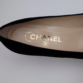 CHANEL, a pair of black lady's shoes.