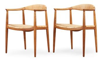 HANS J WEGNER, karmstolar, ett par "The Chair", Johannes Hansen, Danmark.