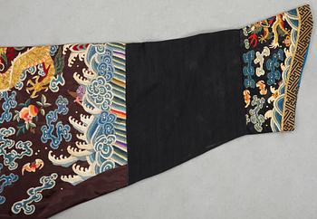 A Chinese embroidered silk robe, late Qing dynasty, circa 1900.