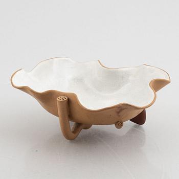 Koppar med fat, tre stycken, samt skål på lotusblommor, Yixinggods, Kina, tidigt 1900-tal.