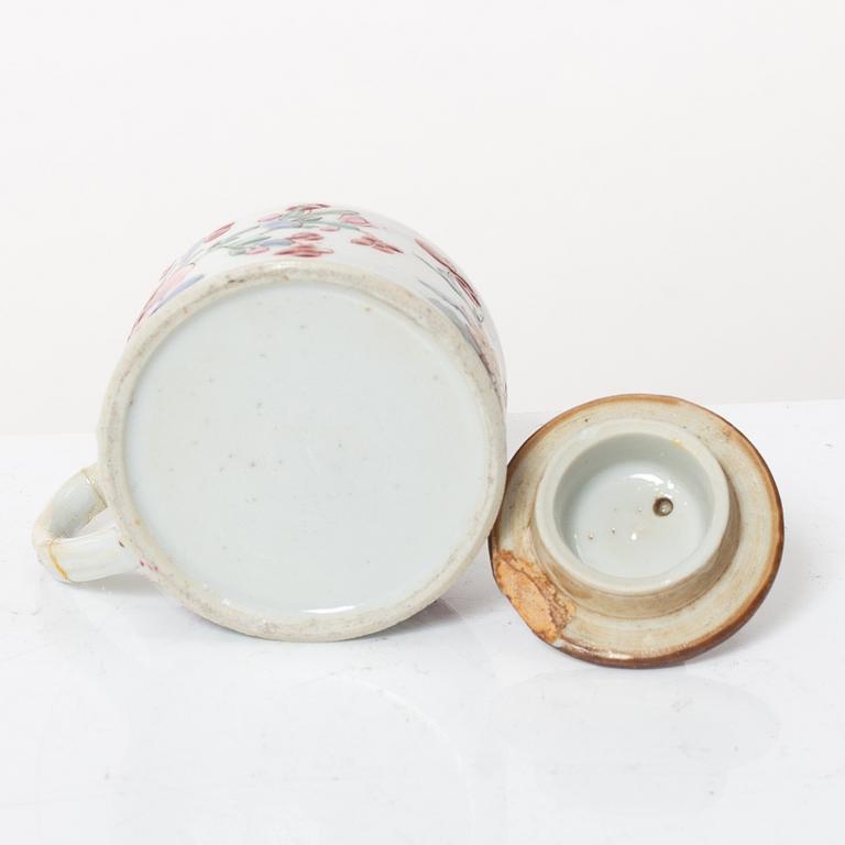 Tedosor, tre stycken, samt senapsburk med lock, porslin. Qing dynastin, Qianlong (1736-95).