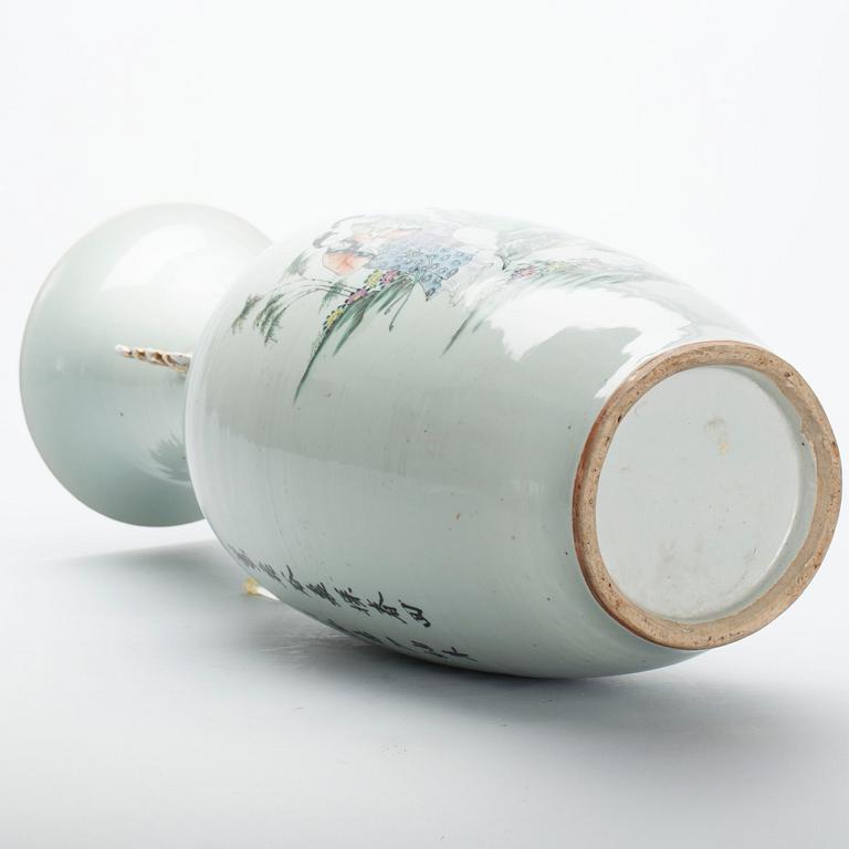 GOLVVAS, porslin, Kina, 1900-talets första hälft.