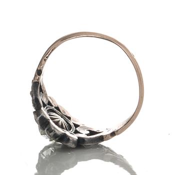 RING, guld och silver med äldre fasettslipade diamanter. Vikt ca 2 gram. 1900-talets första hälft.
