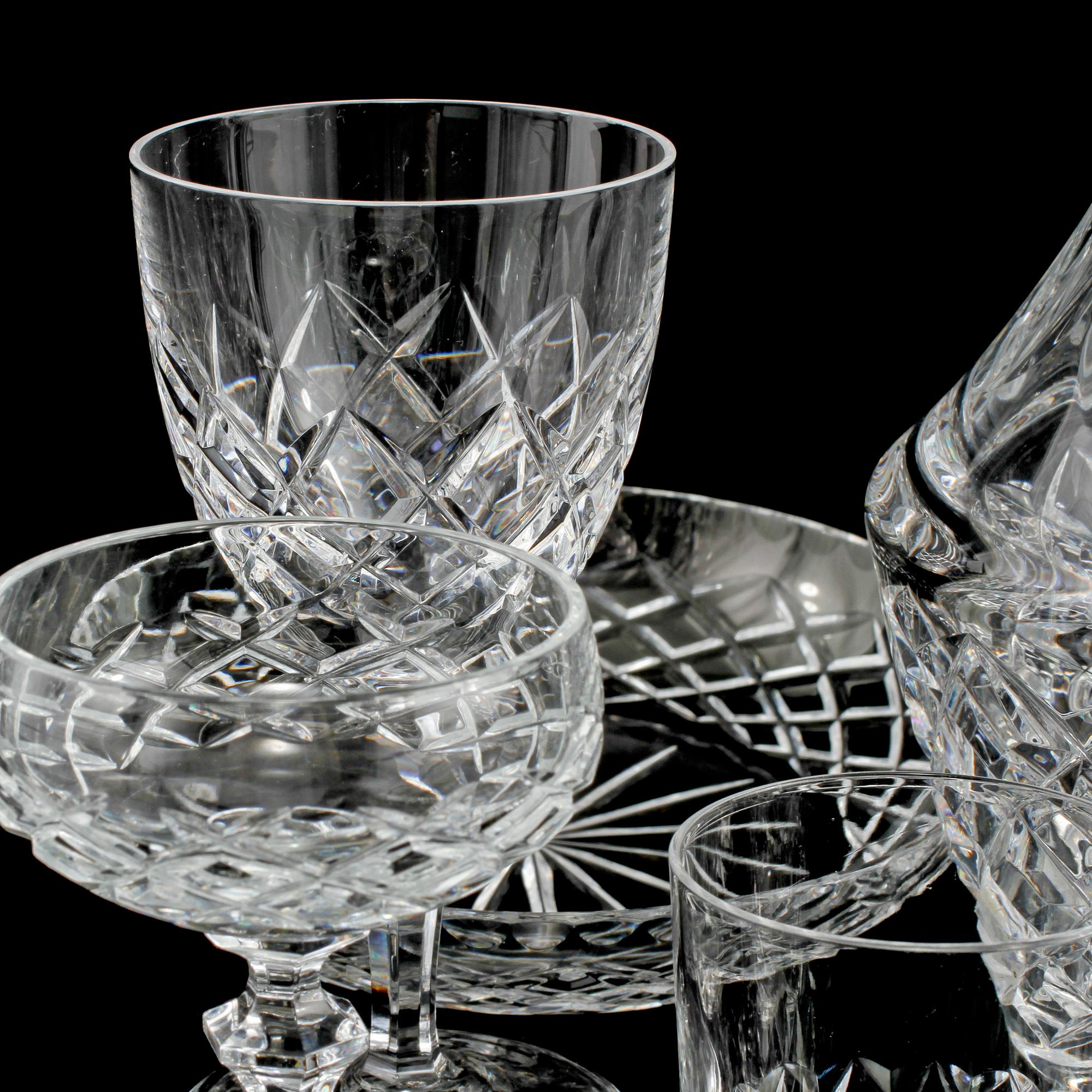 GLASSERVISDELAR, 89 st, mestadels "Karolina", Orrefors,1900-talets andra hälft.