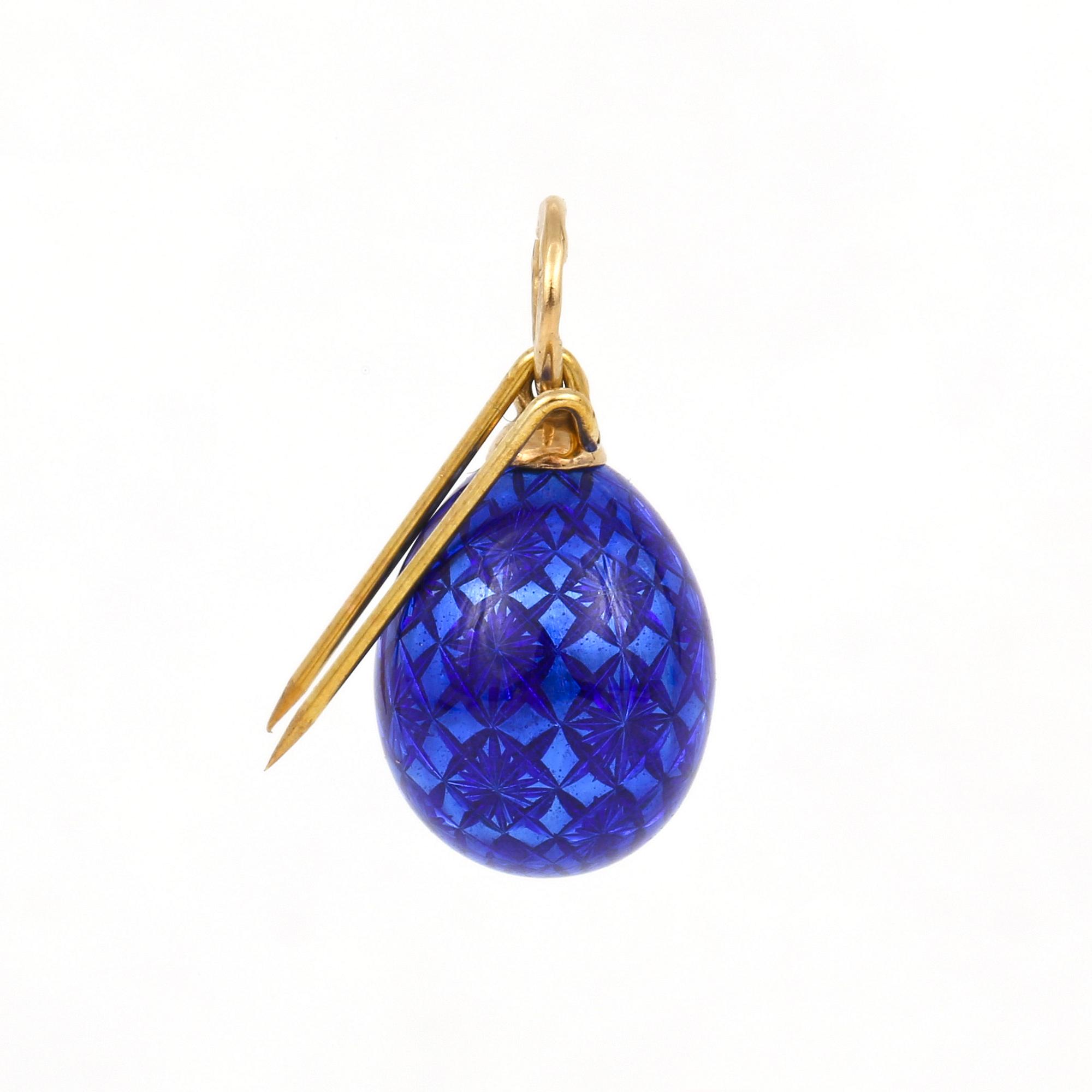 HÄNGE, 18K guld med blå guilloche emalj, Bolin, troligen Moskva, Ryssland, 1900-tals. Vikt ca 6 g.