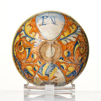 An Italian maiolica bowl, 17th century.