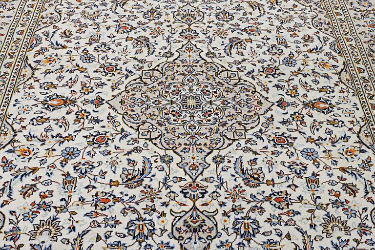 A Kashan carpet, c. 331 x 247 cm.