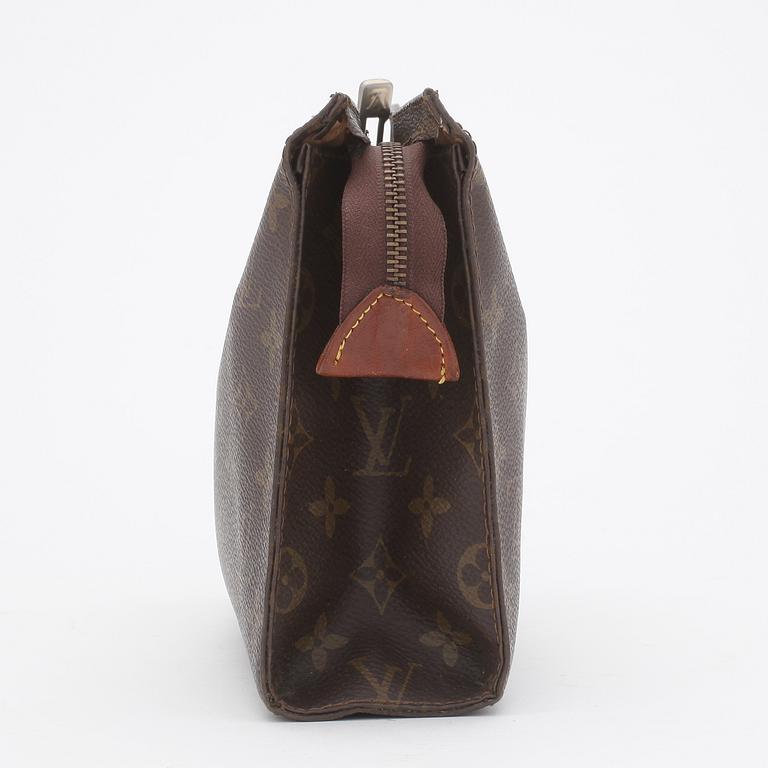 NECESSÄR, Louis Vuitton.