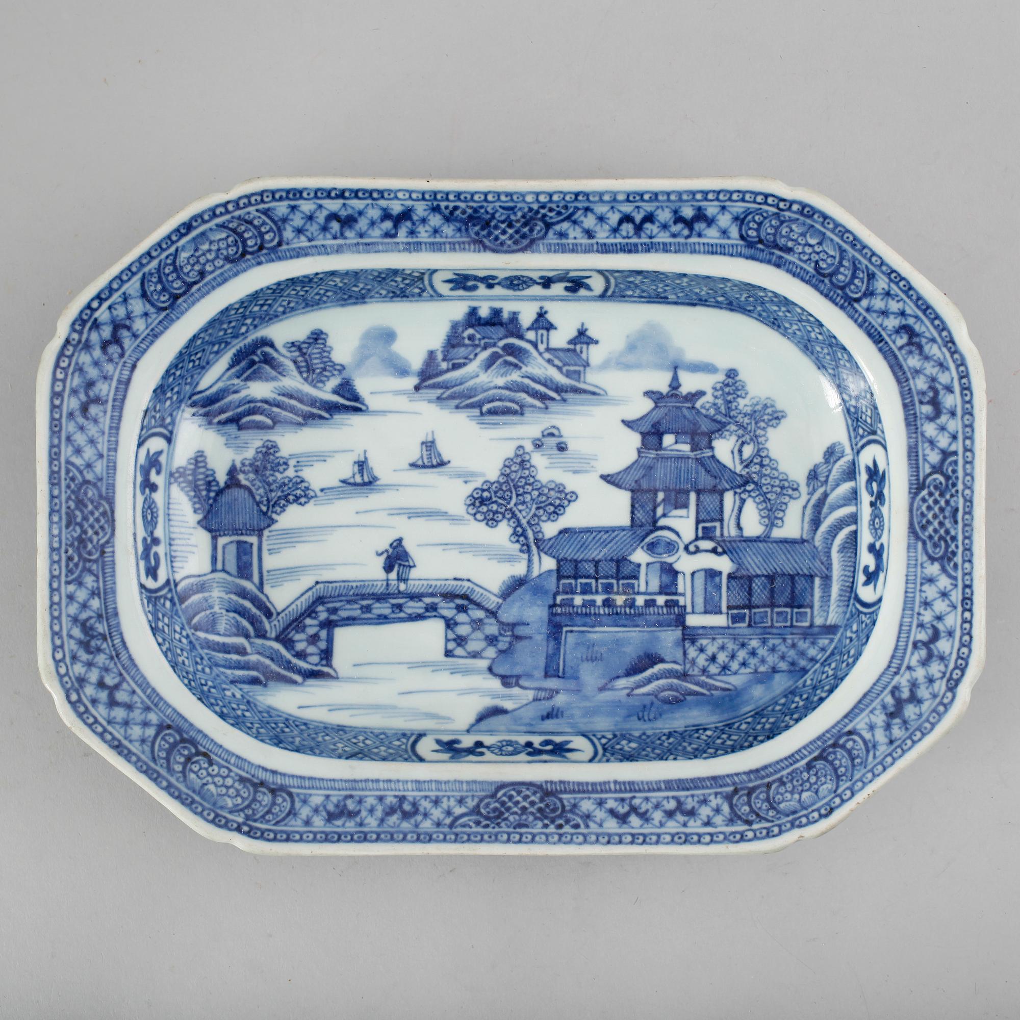 SKÅLFAT, porslin, Kina, 1800-talets första hälft.