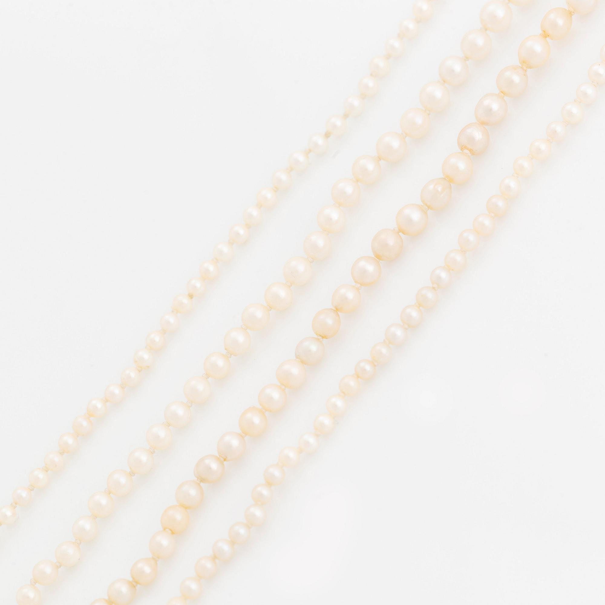 WA Bolin två collier odlade pärlor lås 18K vitguld med runda briljantslipade diamanter och rubiner.