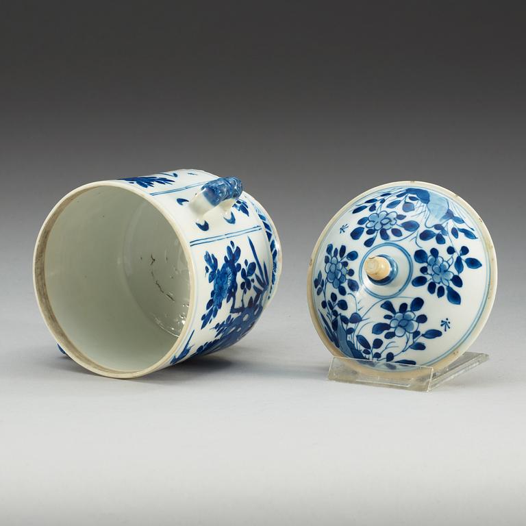 A blue and white cup and cover, Qing dynasty, Kangxi (1662-1722).