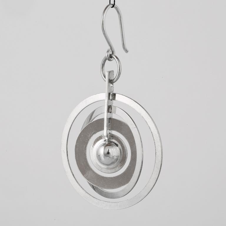 ÖRHÄNGEN, sterling silver, "Silvermåne", Nils Westerback för Tapio Wirkkala, 1972. Vikt 6,5 g.