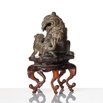 A bronze sculpture of a buddhist lion and her puppy, Qing dynasty, 19th Century.