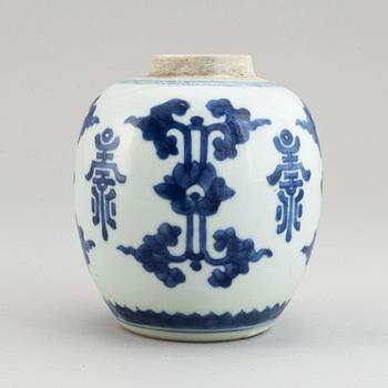 A blue and white jar, Qing dynasty, Kangxi (1662-1722).