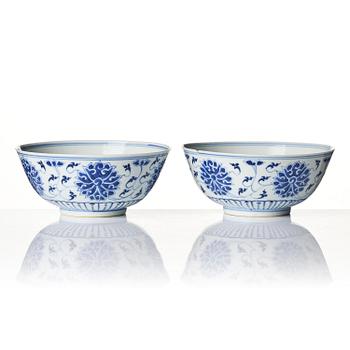 A pair of blue and white lotus bowls, Qing dynasty, Guangxu (1875-1908).
