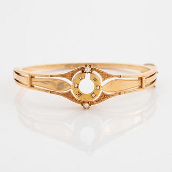 18K gold and seed pearl bangle.