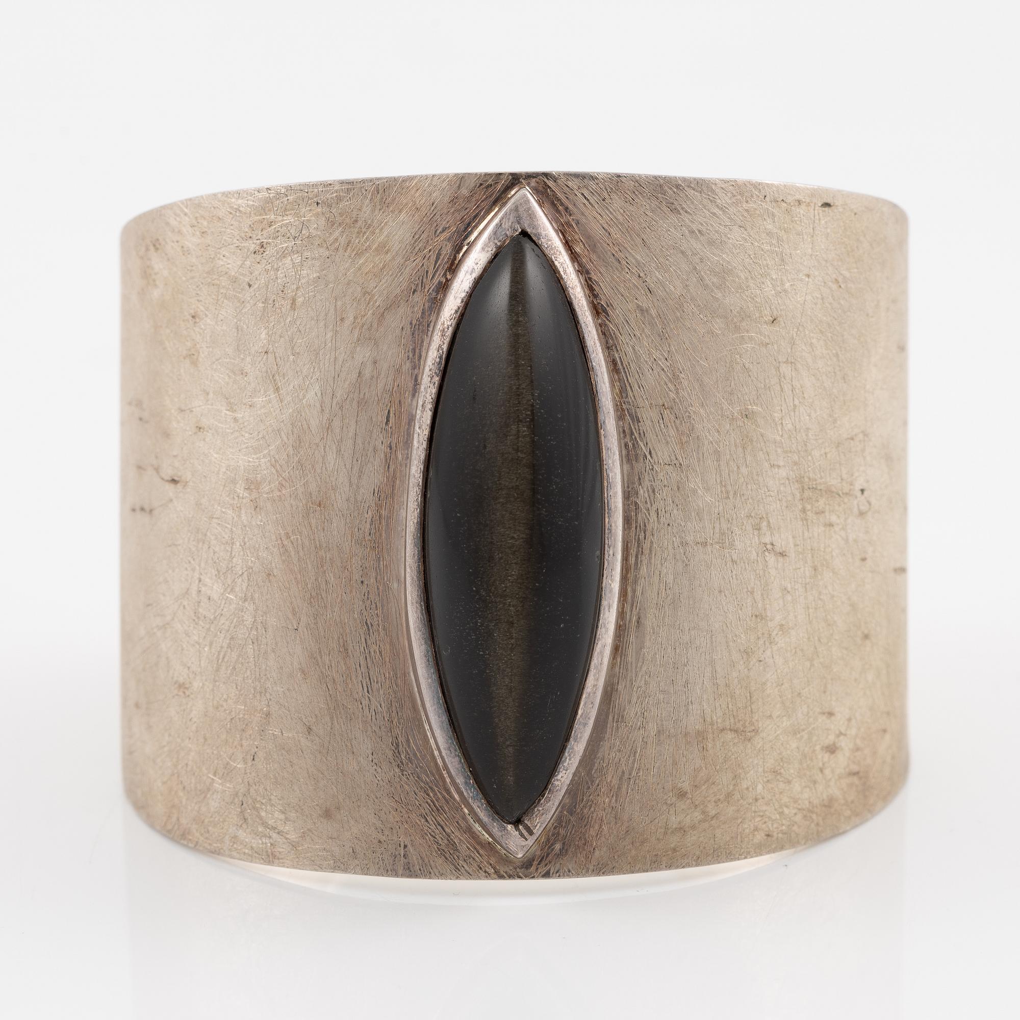 Armring, silver med kattögesten, Schweiz.