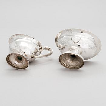 Sockerskål, silver, Dresden, Tyskland 1818 och gräddsnäcka, silver, Juho Tepponen, Helsingfors 1933.
