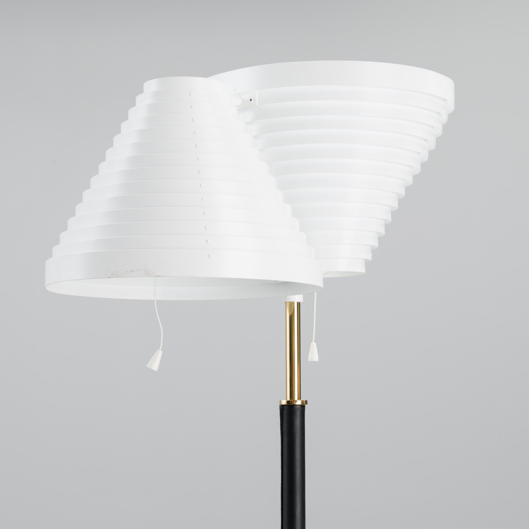 ALVAR AALTO, GOLVLAMPA, A810, formgiven 1959, 2000-tal.