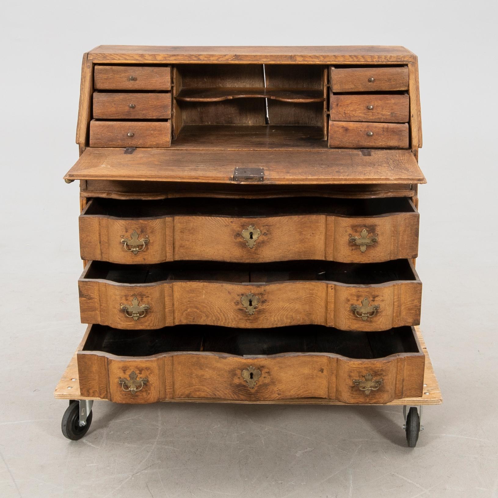 Writing bureau, late Baroque, mid-18th century.