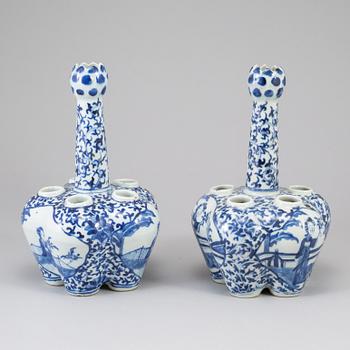 Two blue and white tulip porcelaine vase, China, 20th ct.