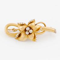 Flower brooch in 14K gold with old-cut diamonds and pearls.