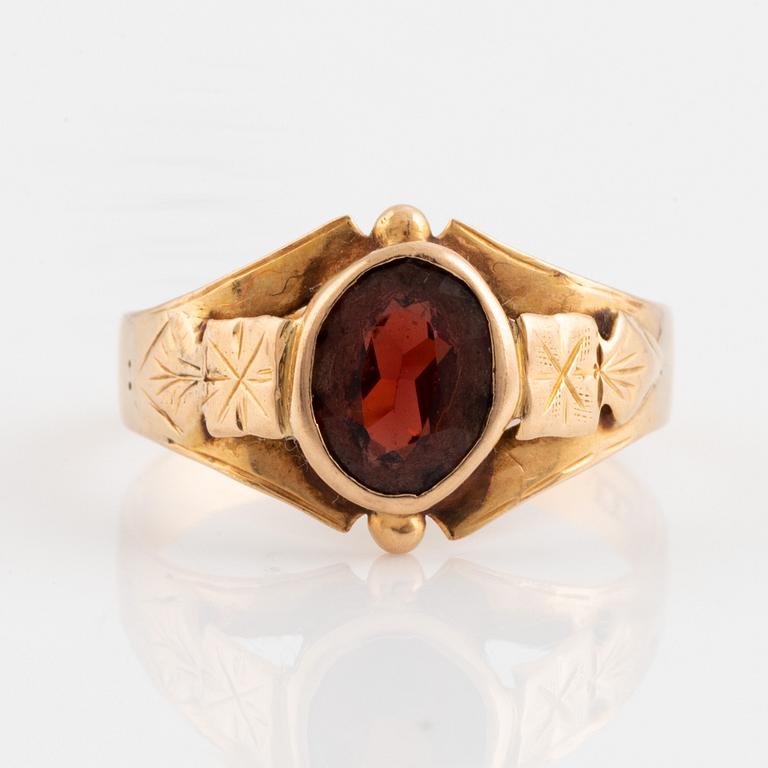 Ring, 18K guld med granat.