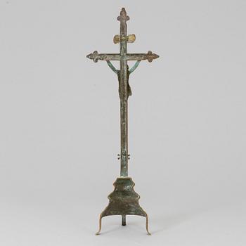 AN 19TH CENTURY BRONZE CRUCIFIX.