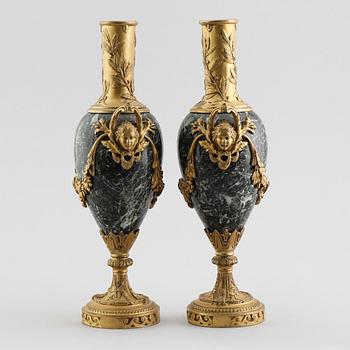 URNOR, 1 par, brons och marmor, 1800-talets andra hälft.