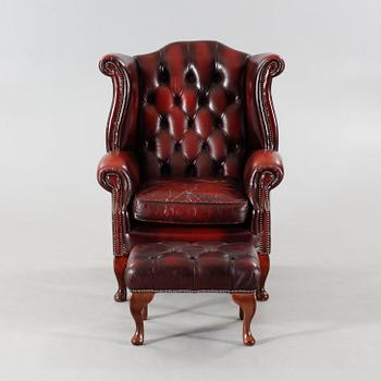 ÖRONLAPPSFÅTÖLJ, samt FOTPALL, chesterfield-modell, England, 1900-talets fjärde kvartal.