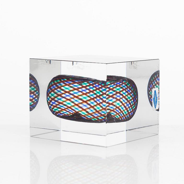 Oiva Toikka, årskub, glas, signerad Oiva Toikka, Nuutajärvi 1994, numrerad 621/2000.