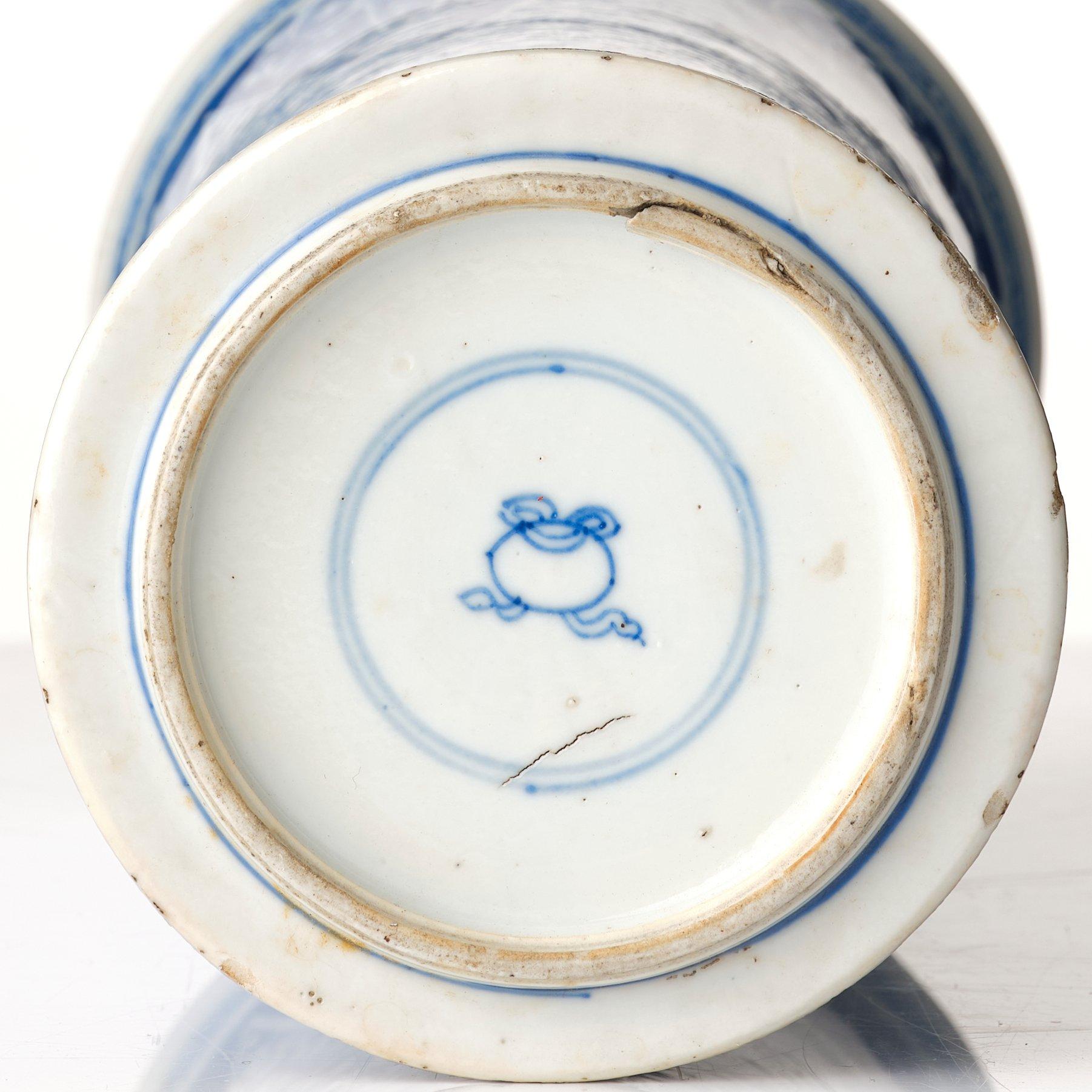 A blue and white cylindric vase with cover, Qing dynasty, Kangxi (1662-1722).